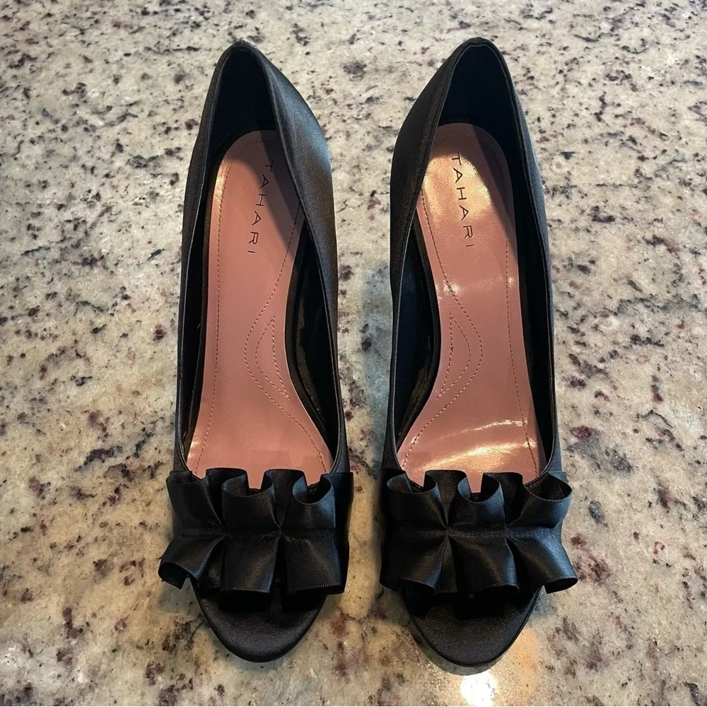 Tahari Sloan black satin peep toe women’s size 8